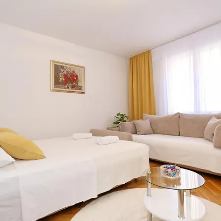 Apartman & Neva *